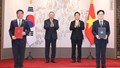 Bộ trưởng trao văn kiện hợp tác với Hàn Quốc trong khuôn khổ chuyến thăm của Tổng Bí thư Tô Lâm