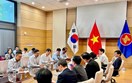 Bộ trưởng Lê Mạnh Hùng làm việc với Đại sứ quán Việt Nam tại Hàn Quốc