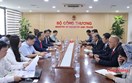 Thứ trưởng Nguyễn Hoàng Long làm việc với Tổng Thư ký Bộ Chuyển dịch Năng lượng và Chuyển đổi Nước Malaysia