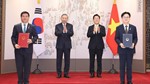 Bộ trưởng trao văn kiện hợp tác với Hàn Quốc trong khuôn khổ chuyến thăm của Tổng Bí thư Tô Lâm