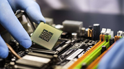 Mỹ áp thuế polysilicon nhằm cạnh tranh với Trung Quốc trong lĩnh vực chip và năng lượng mặt trời