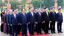 Kỷ niệm 136 năm Ngày sinh Chủ tịch Hồ Chí Minh: Lãnh đạo Đảng, Nhà nước vào Lăng viếng Bác Trước anh linh Chủ tịch 