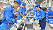 Kinh tế Trung Quốc mất đà khi tiêu dùng và sản xuất cùng chững lại