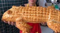 Bánh mì cá sấu khổng lồ gây “bão” mạng