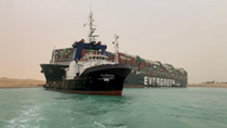 Giao thương hàng hóa đường biển bị tắc nghẽn do tàu mắc kẹt ở kênh đào Suez