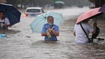 Mưa lớn nhất 1.000 năm gây lũ lụt nghiêm trọng ở "thành phố iPhone” của Trung Quốc