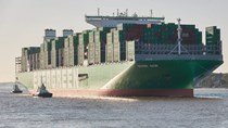 Tàu container lớn nhất thế giới tiếp tục di chuyển đến kênh đào Suez