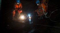 Trung Quốc cắt thân tàu chìm tìm người sống sót