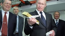 Báo Đức: Tổng thống Nga sai lầm khi cho dự trữ vàng thay USD