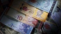 Đồng ringgit của Malaysia xuống thấp nhất 17 năm