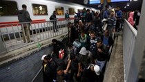 Đức bất ngờ đóng cửa biên giới với người di cư