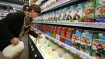 Ngành sữa Estonia có nguy cơ sụp đổ vì Nga