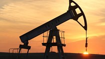 Giá dầu tăng sốc lên sát 52 USD/thùng