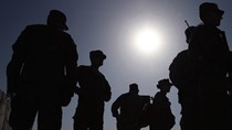 Vì sao Mỹ bất ngờ hoãn kế hoạch rút khỏi Afghanistan?