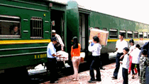 Khách đi tàu có thể đặt vé và thanh toán qua điện thoại di động