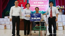 TT Hồ Thị Kim Thoa thăm và tặng quà các thương binh, bệnh binh tại TT Thuận Thành 