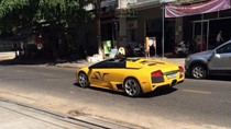Lamborghini Murcielago LP640 mui trần độc nhất Việt Nam dạo phố Pleiku