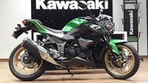 Naked bike giá rẻ Kawasaki Z250 2017 xuất hiện tại đại lý