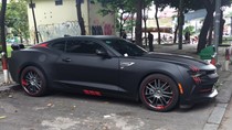 Chevrolet Camaro 2017 xuất hiện trên phố Sài thành với ngoại thất đen nhám cá tính