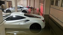 Cặp đôi Ferrari và Porsche tiền tỷ “chết đuối” trong gara sau bão Harvey