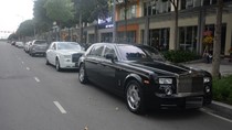 Hàng hiếm Rolls-Royce Phantom “Rồng” xuất hiện trong buổi khai trương một cửa hàng