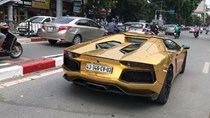 Bắt gặp Lamborghini Aventador mui trần “mạ vàng” trên đường phố Hà Nội
