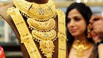 Người Ấn Độ bán tháo vàng để trang trải sinh hoạt phí