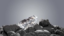 Các nhà khoa học vừa tạo ra loại kính cứng nhất hành tinh, làm xước được cả bề mặt kim cương