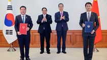 Bộ trưởng Nguyễn Hồng Diên trao các văn kiện hợp tác với Hàn Quốc