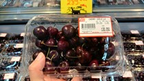Cherry mùa Tết giá giảm một nửa