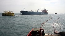 Dự trữ dầu trên biển giảm dần từ mức đỉnh tháng 5/2020