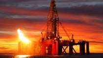 TT năng lượng TG ngày 15/11: Dầu tăng do hy vọng OPEC hạn chế nguồn cung, khí tăng