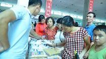 Hàng nghìn người dân Hà Nội chen chân mua sắm hàng Việt 