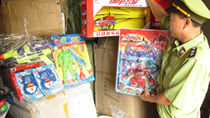  Phát hiện 2,5 tấn đường giả và hơn 4.000 thuốc lá, mỹ phẩm nhái 