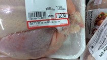 Nghi án phá giá thịt gà