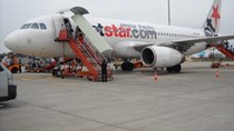 Máy bay của Jetstar tạm ngưng hoạt động vì bị xe thang va quệt 