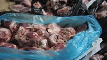 Bắt giữ gần 100kg tim lợn thối ở chợ Phùng Khoang