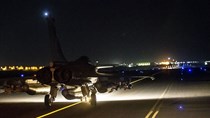 Máy bay chiến đấu Pháp ồ ạt ném bom trả đũa IS ở Syria