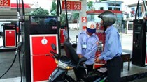 Dầu sắp giảm giá, xăng còn tùy