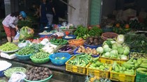 Rau xanh tại vùng lũ tăng giá nhẹ dù không thiếu nguồn cung