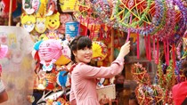 Hà Nội: Sắc đỏ lung linh ngập tràn phố Trung thu 