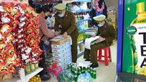 Lạng Sơn: Tiêu hủy sản phẩm đồ ăn sẵn đã quá hạn sử dụng theo quy định của pháp luật