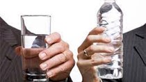 Nước đóng chai gây hại môi trường hơn 3.500 lần nước máy