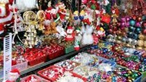 Nhiều người chọn mua đồ trang trí Noel 'made in Việt Nam'