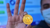 Đồng bitcoin lập kỷ lục mới, lần đầu tiên lên mức 67.000 USD