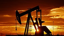 Giá dầu thế giới giảm gần 2%
