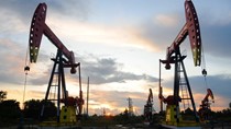 Giá dầu thế giới tăng do các nhà sản xuất lớn dự kiến cắt giảm sản lượng