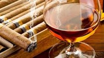 Thắt chặt việc thu thuế đối với hàng xách tay rượu và xì gà
