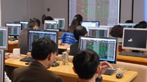 Chứng khoán sáng 24/7: Vượt qua thử thách