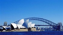 Thương vụ VN tại Úc giới thiệu sách hỗ trợ DN Việt tiếp cận thị trường Úc